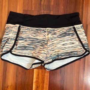 Lululemon shorts Size 8,4 inch